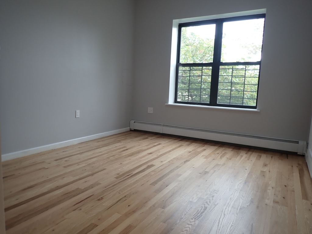 982 Dumont Avenue - Photo 7