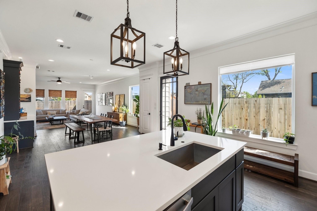 817 W 19th Street - Photo 2