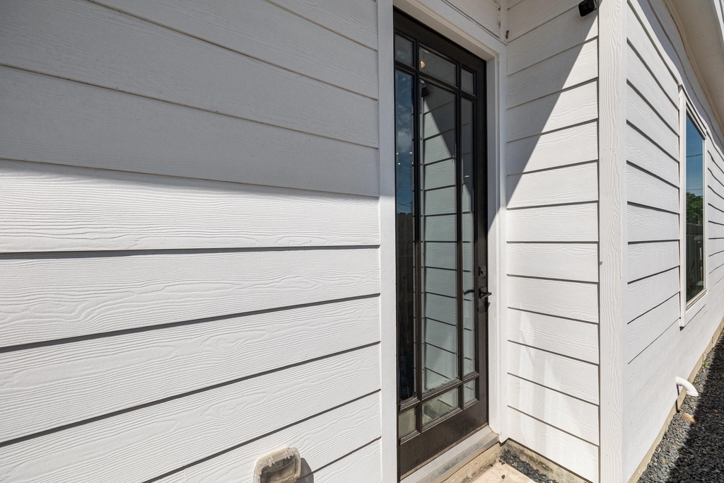 817 W 19th Street - Photo 1
