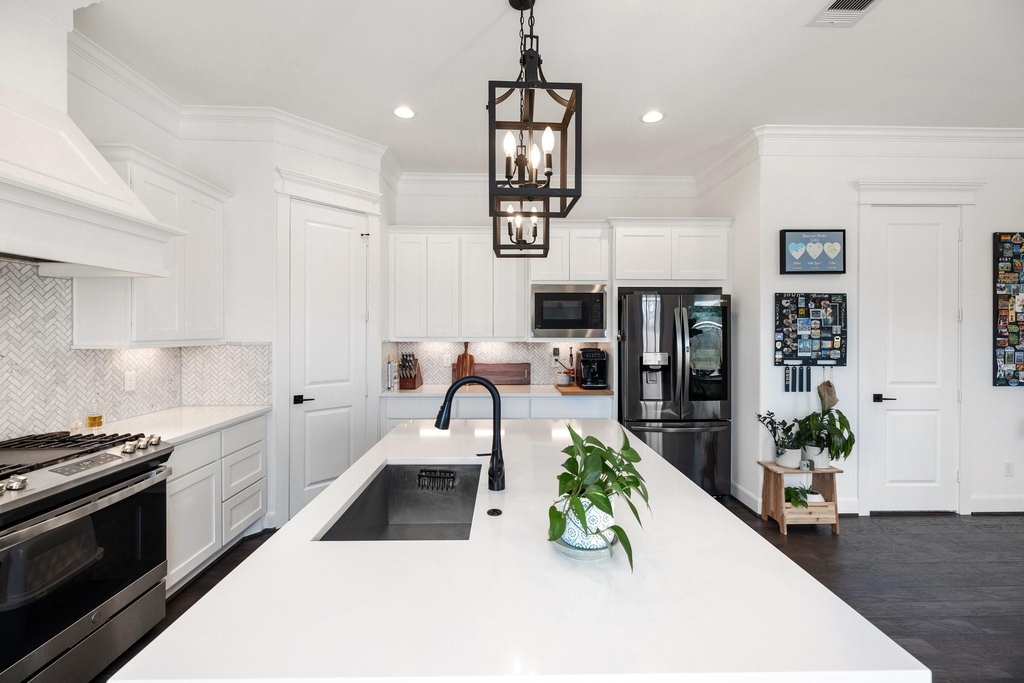 817 W 19th Street - Photo 5