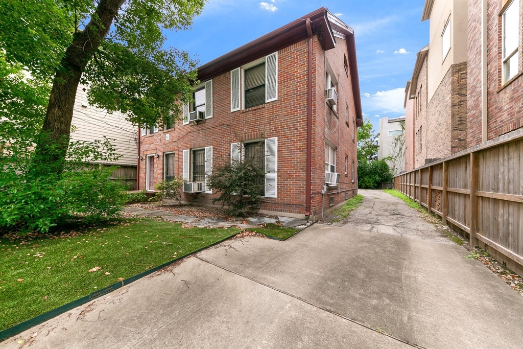 1821 Oakdale Street - Photo 2
