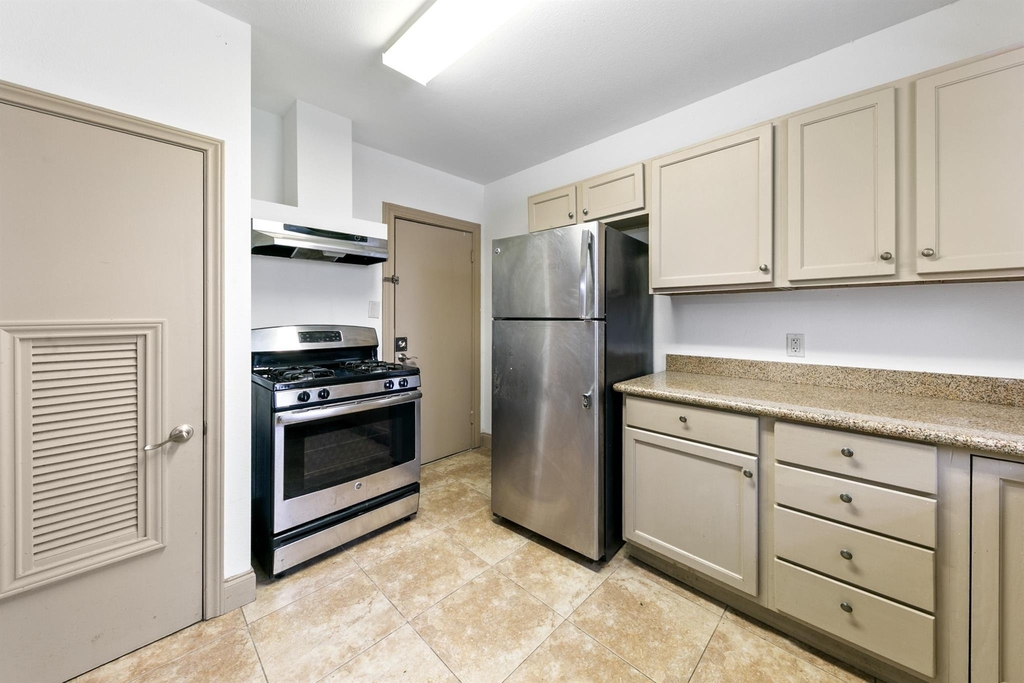 1821 Oakdale Street - Photo 12