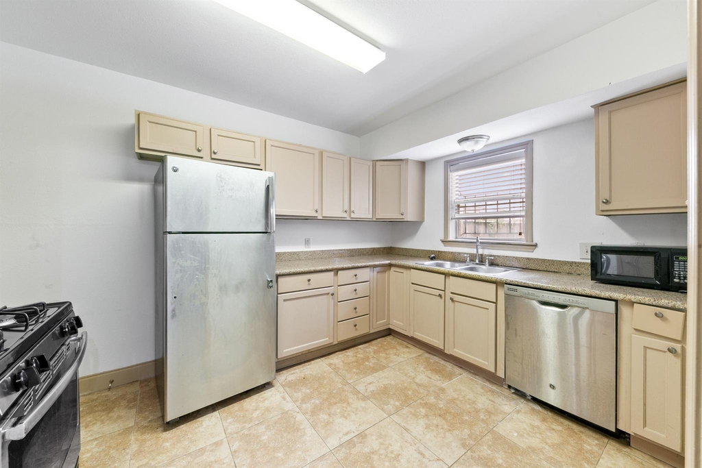 1821 Oakdale Street - Photo 11