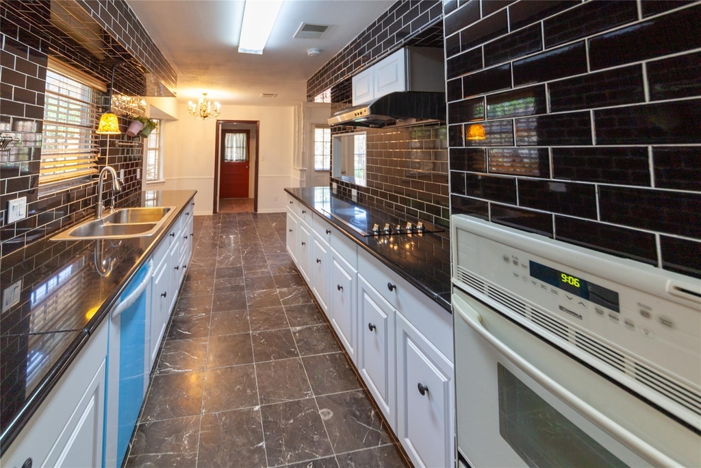 8826 Roos Road - Photo 7