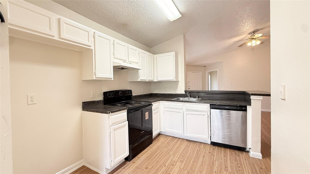 15821 Ridgecroft Road - Photo 4