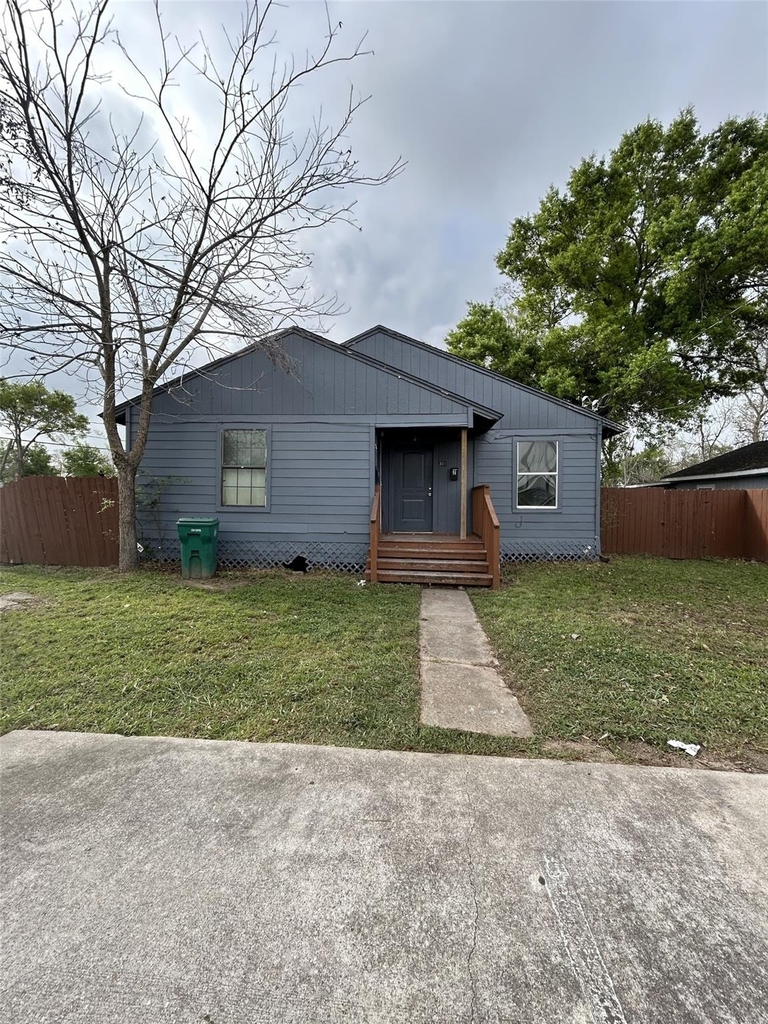 301 W Austin Avenue - Photo 0