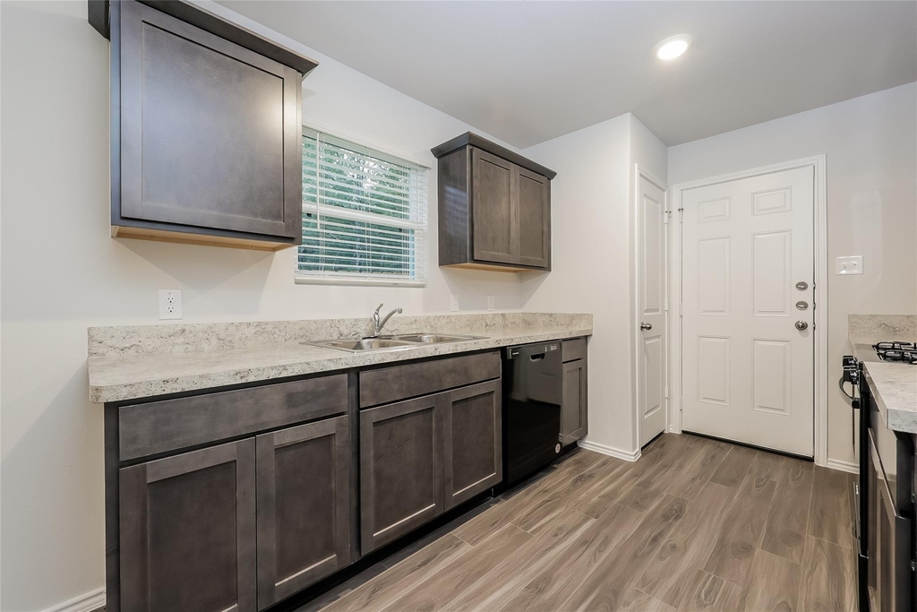 22332 Merlin Street - Photo 3