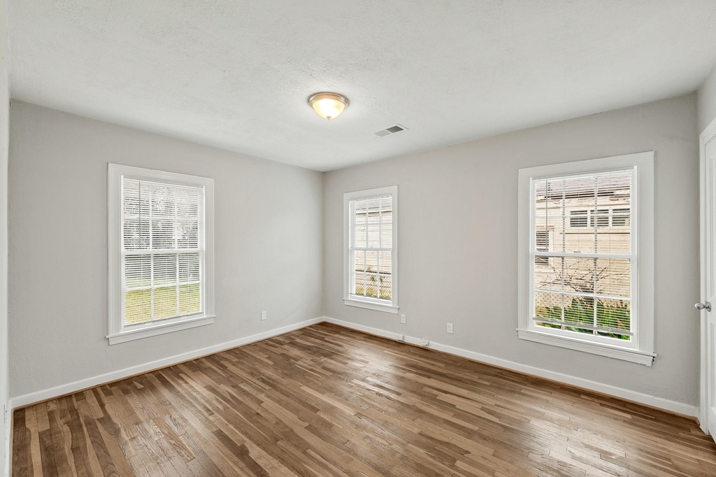1130 17th Avenue N - Photo 6