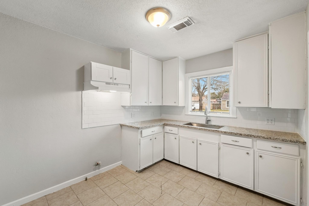 1130 17th Avenue N - Photo 3