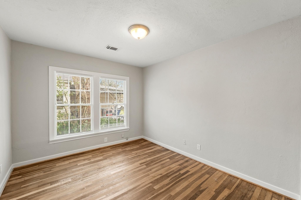 1130 17th Avenue N - Photo 7