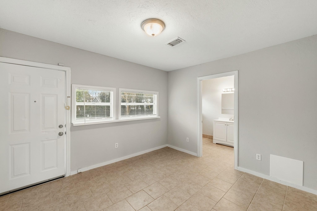 1130 17th Avenue N - Photo 2