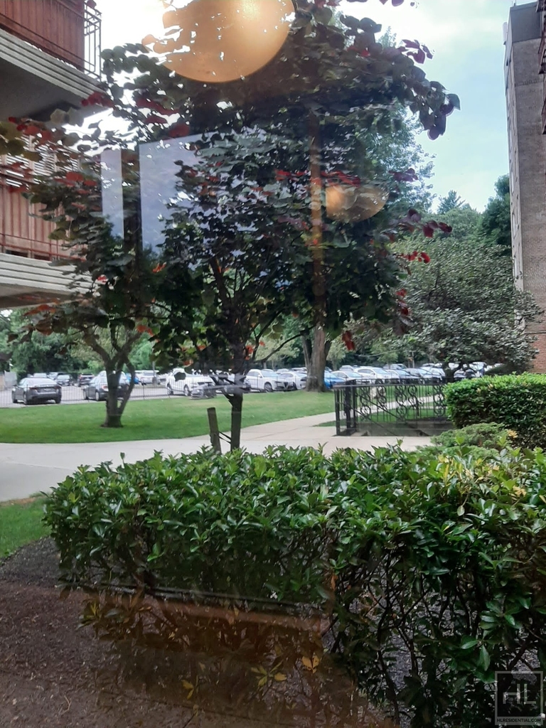 Grand Central Parkway - Photo 4