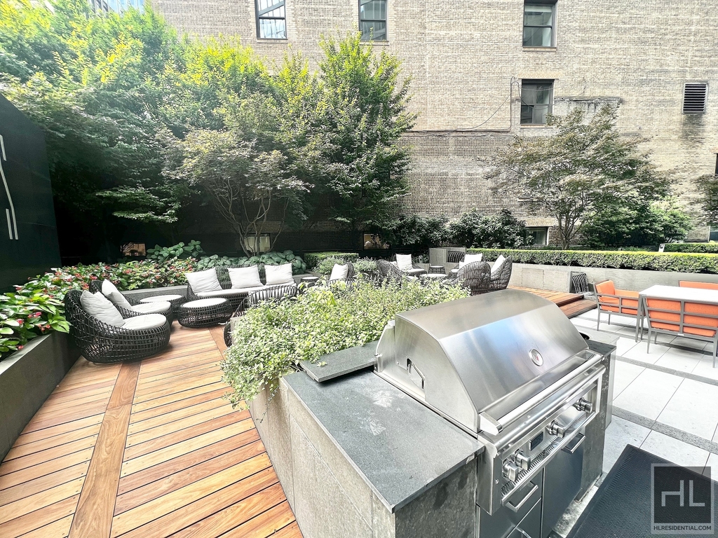 East 44th Street - Photo 10