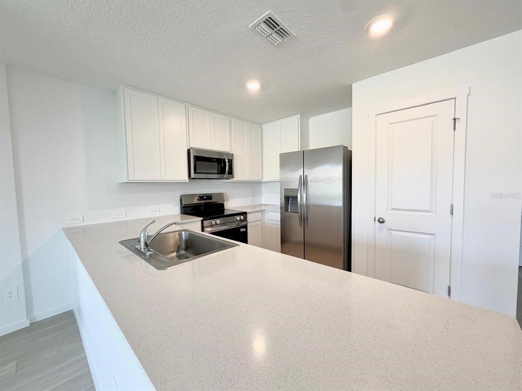 836 Lynx Street - Photo 3