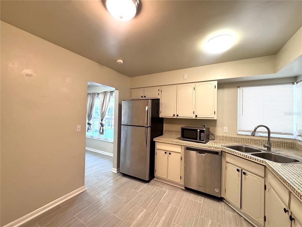 1074 Gerona Avenue - Photo 6