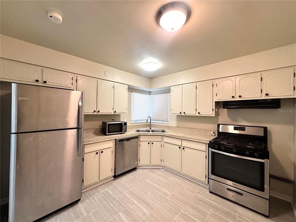 1074 Gerona Avenue - Photo 5