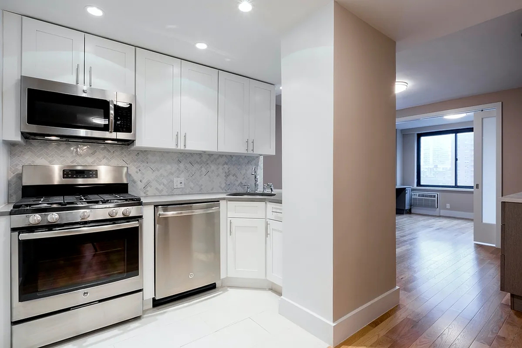 JR1 Bed West 97th Street  - Photo 0