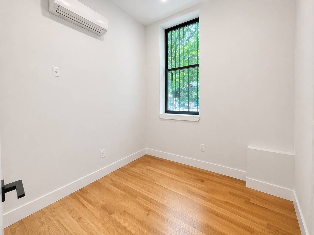 483 Evergreen Avenue - Photo 4