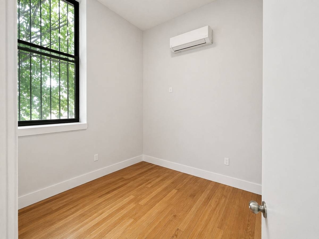 483 Evergreen Avenue - Photo 3