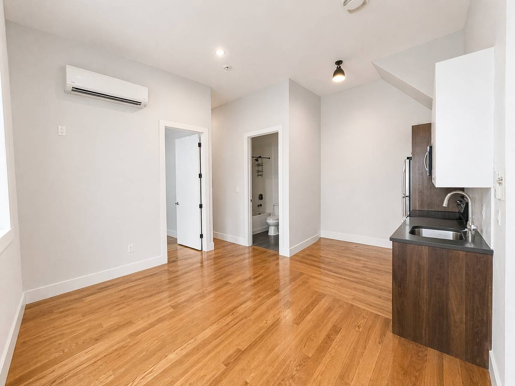 483 Evergreen Avenue - Photo 0