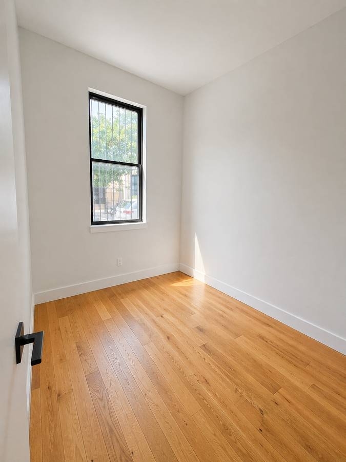 483 Evergreen Avenue - Photo 5