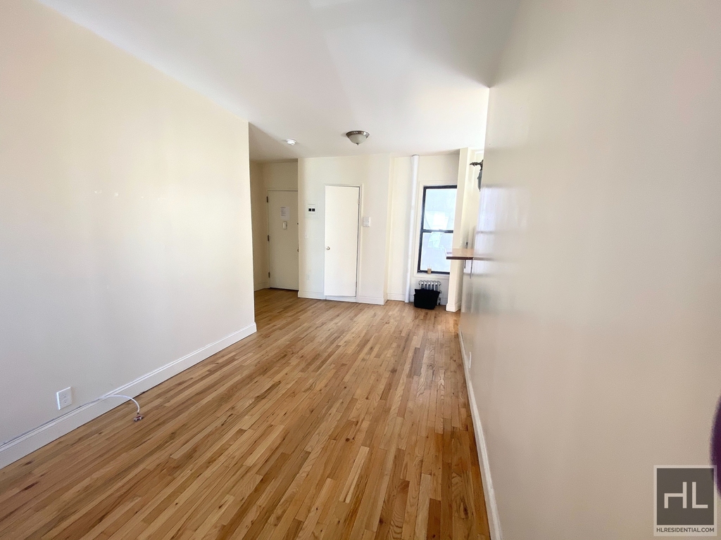 East 14 Street - Photo 2