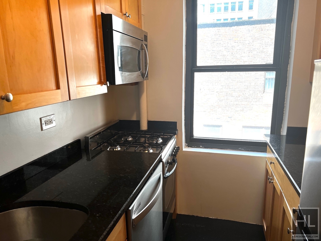 East 56 Street - Photo 1