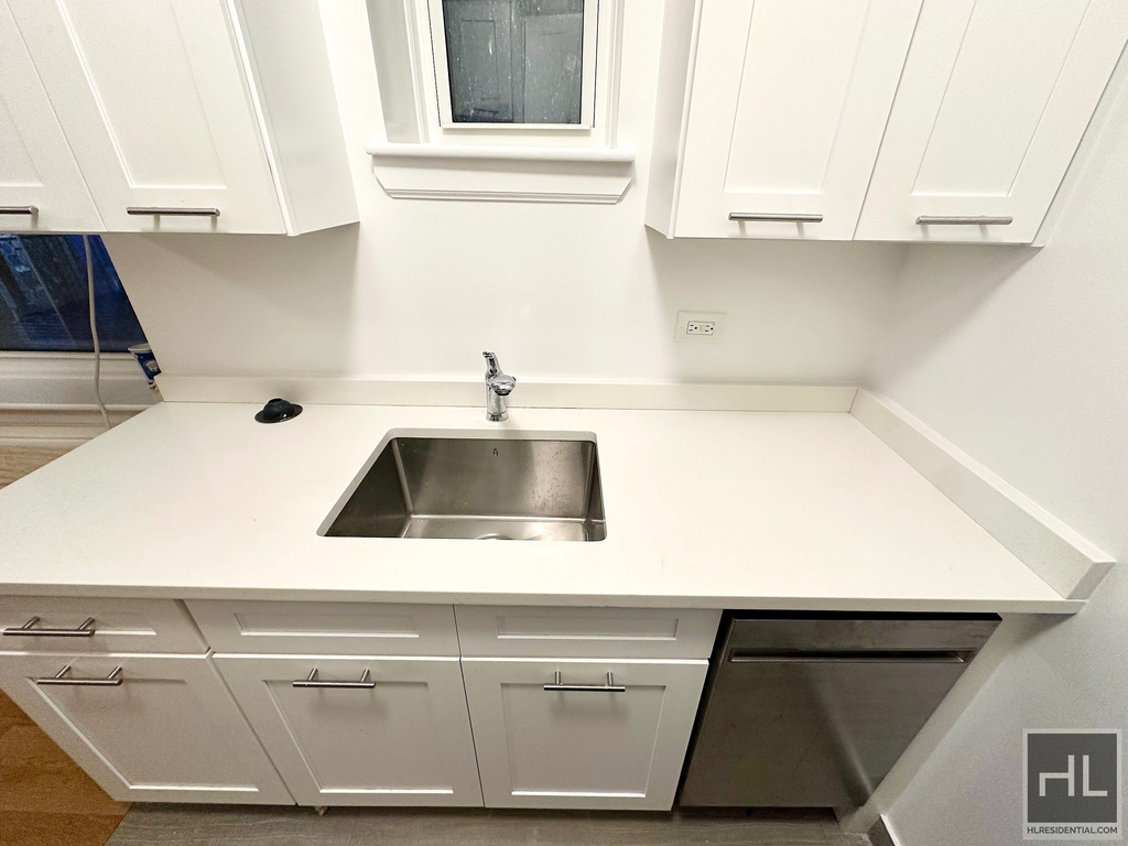West 73 Street - Photo 1