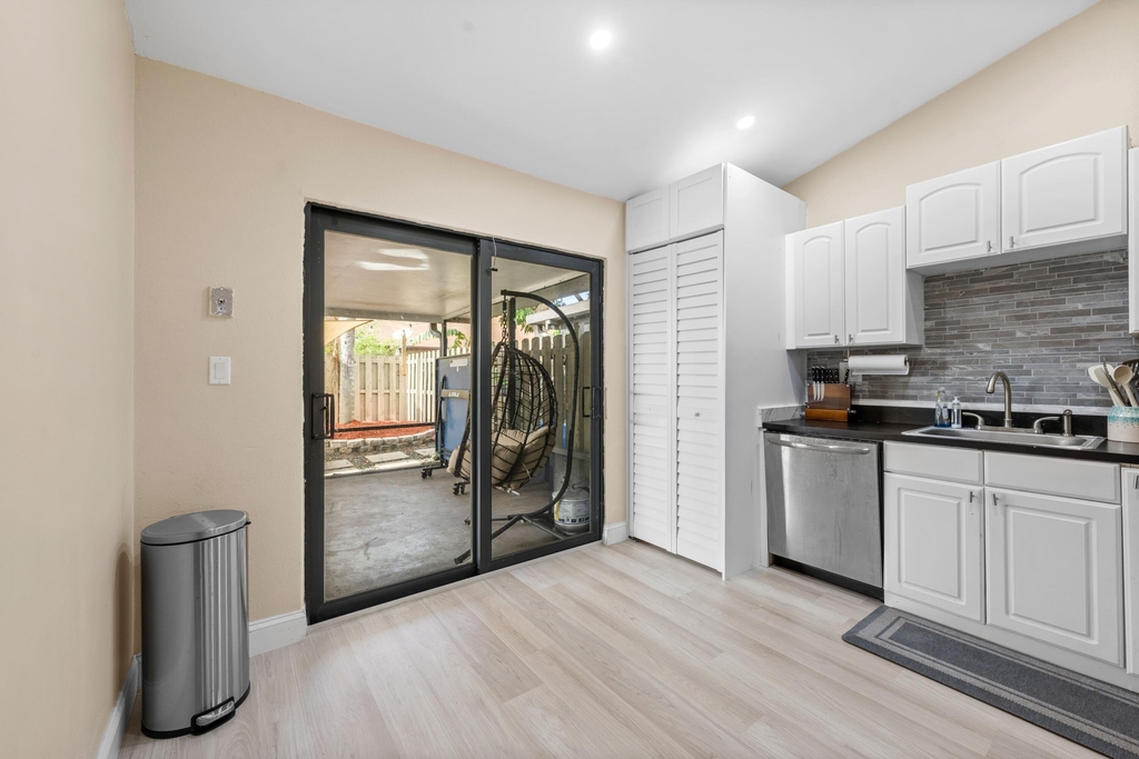 11197 Nw 37th Street - Photo 17