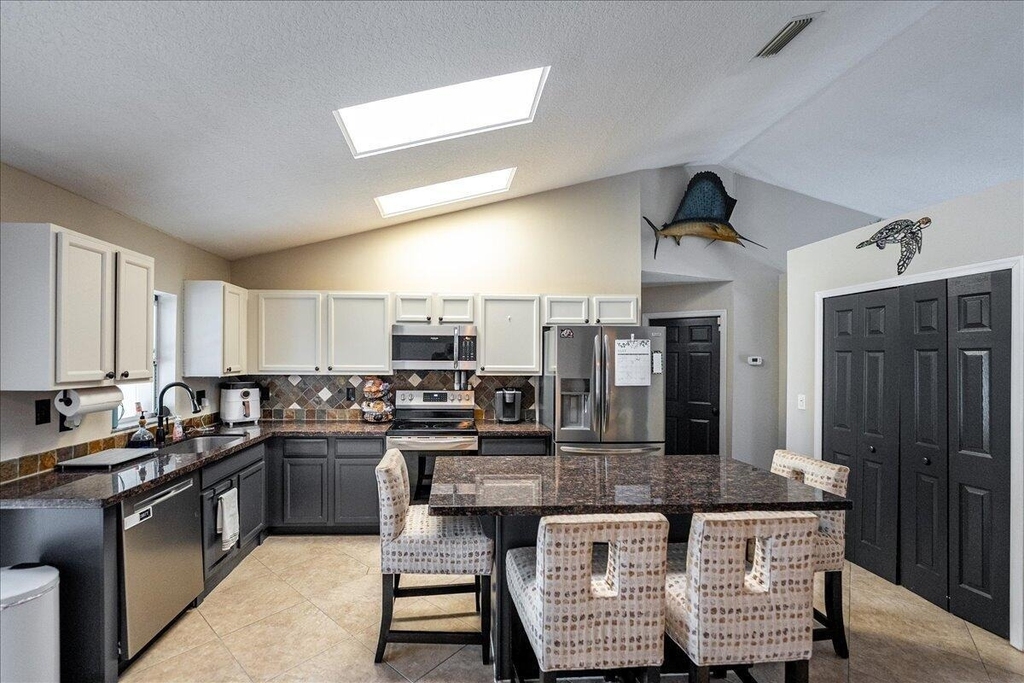 279 Sw Glenwood Drive - Photo 1