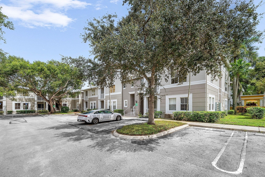 1008 Sw Shoma Drive - Photo 1