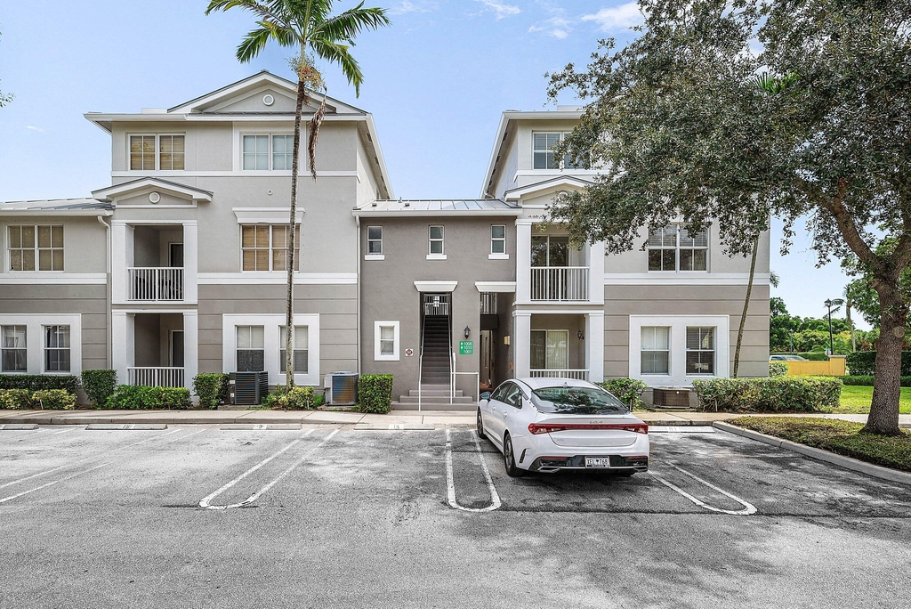 1008 Sw Shoma Drive - Photo 0