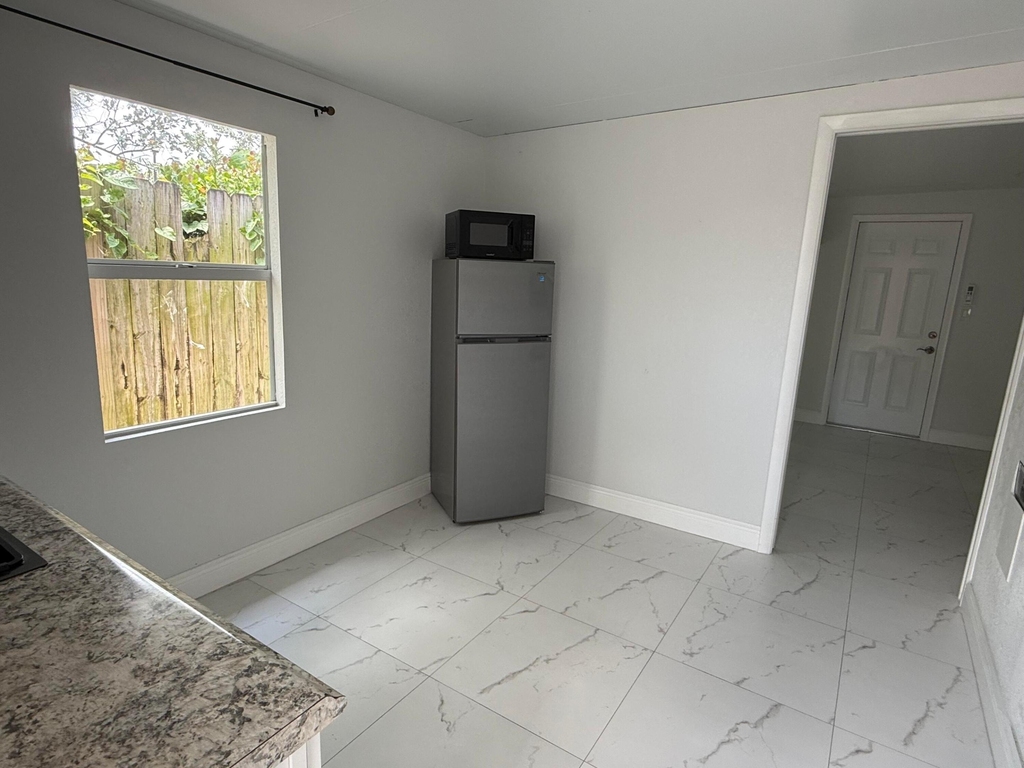 4904 Dillon Street - Photo 2