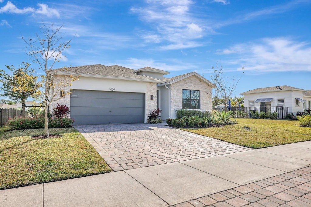 6007 Se Skyblue Circle - Photo 1