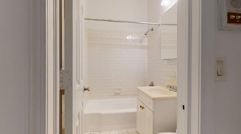 E38th Street Cozy 1 bedroom - Photo 3