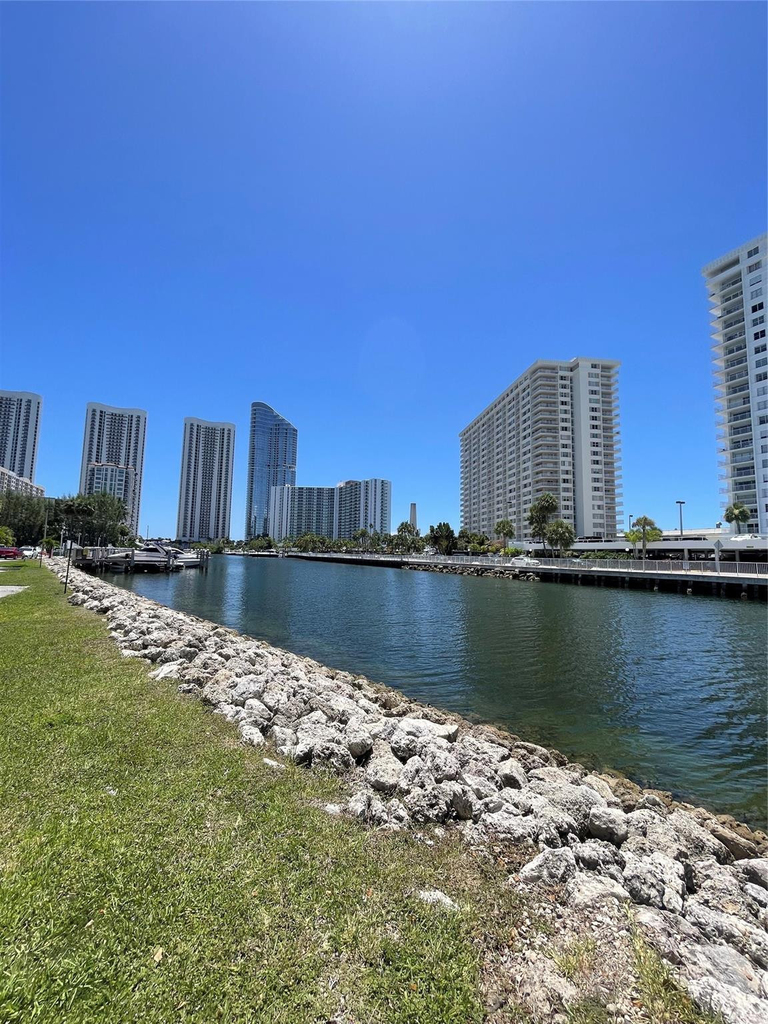 400 Kings Point Drive - Photo 40