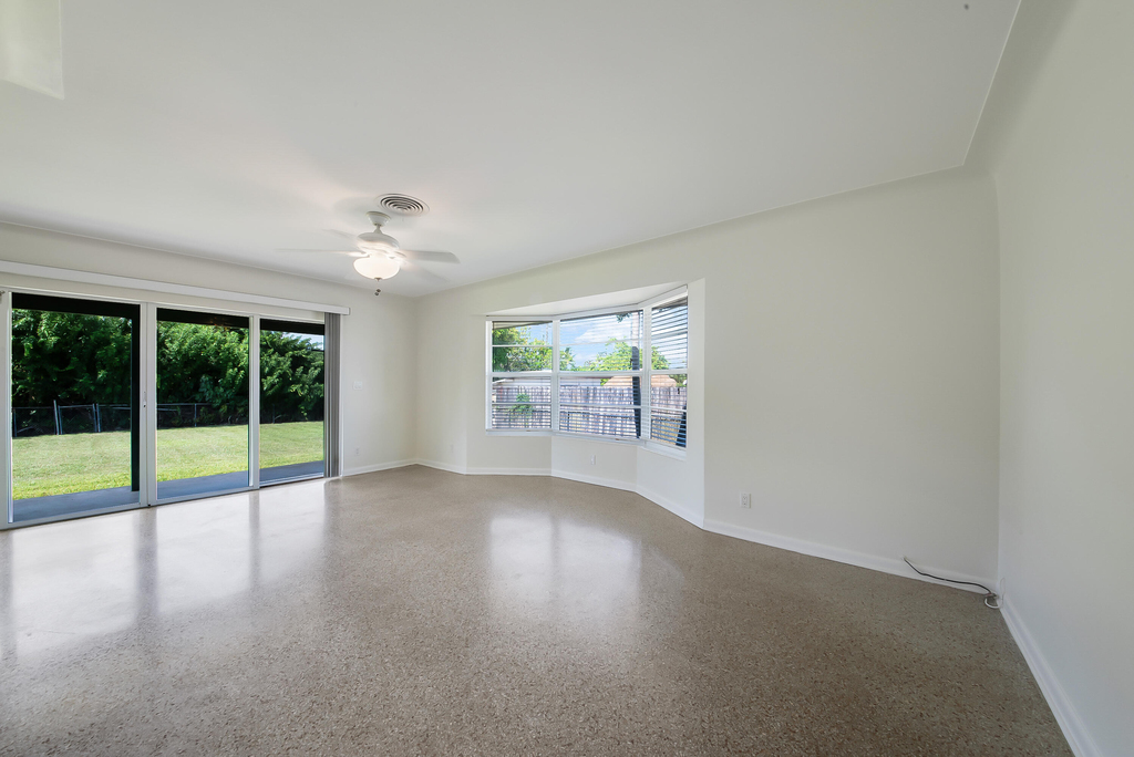 2022 Collier Avenue - Photo 4