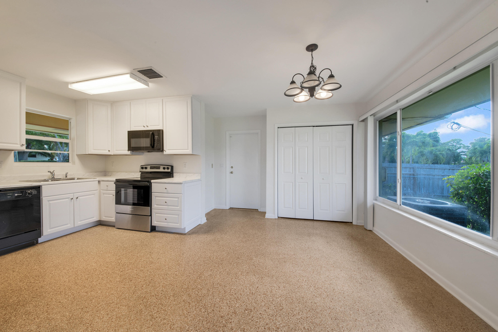 2022 Collier Avenue - Photo 12