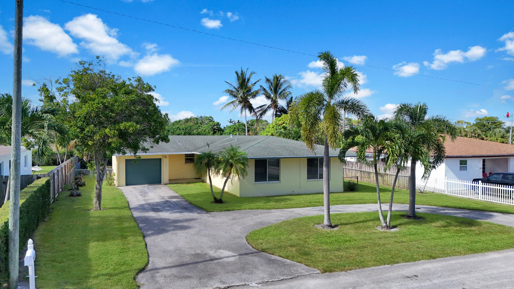 2022 Collier Avenue - Photo 0
