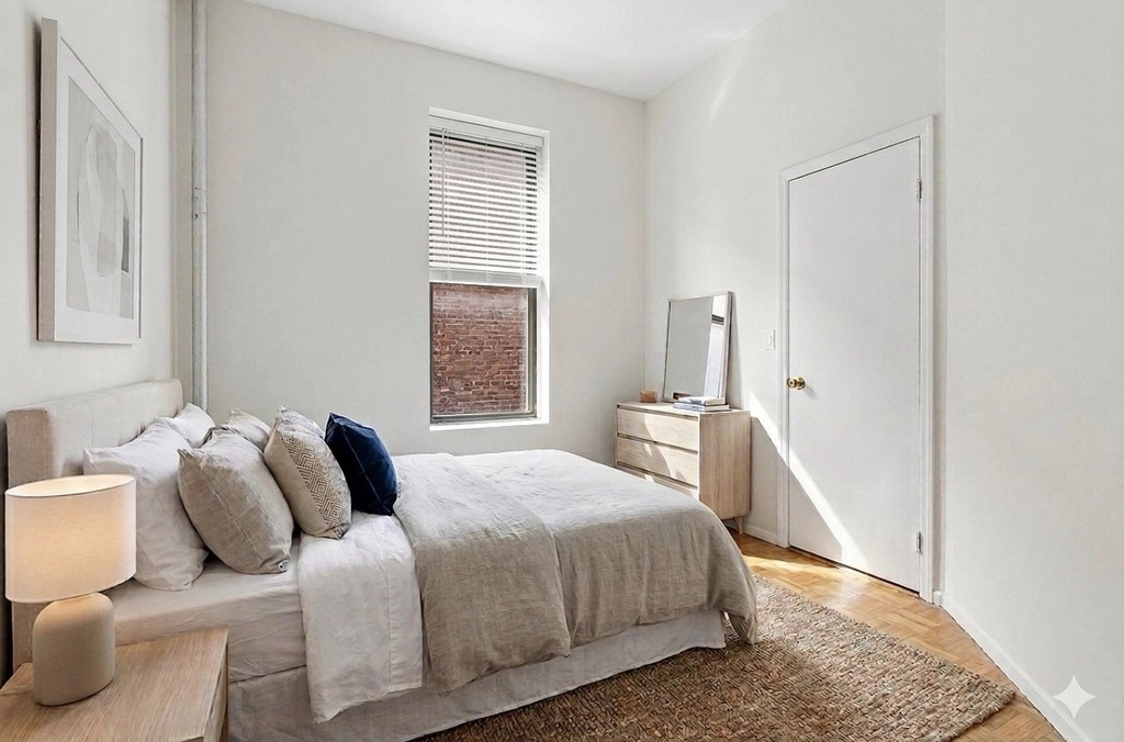 3 bedroom Railiroad on E89th st - Photo 3