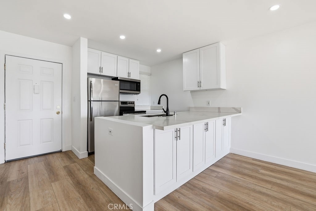 17000 Burbank Boulevard - Photo 8