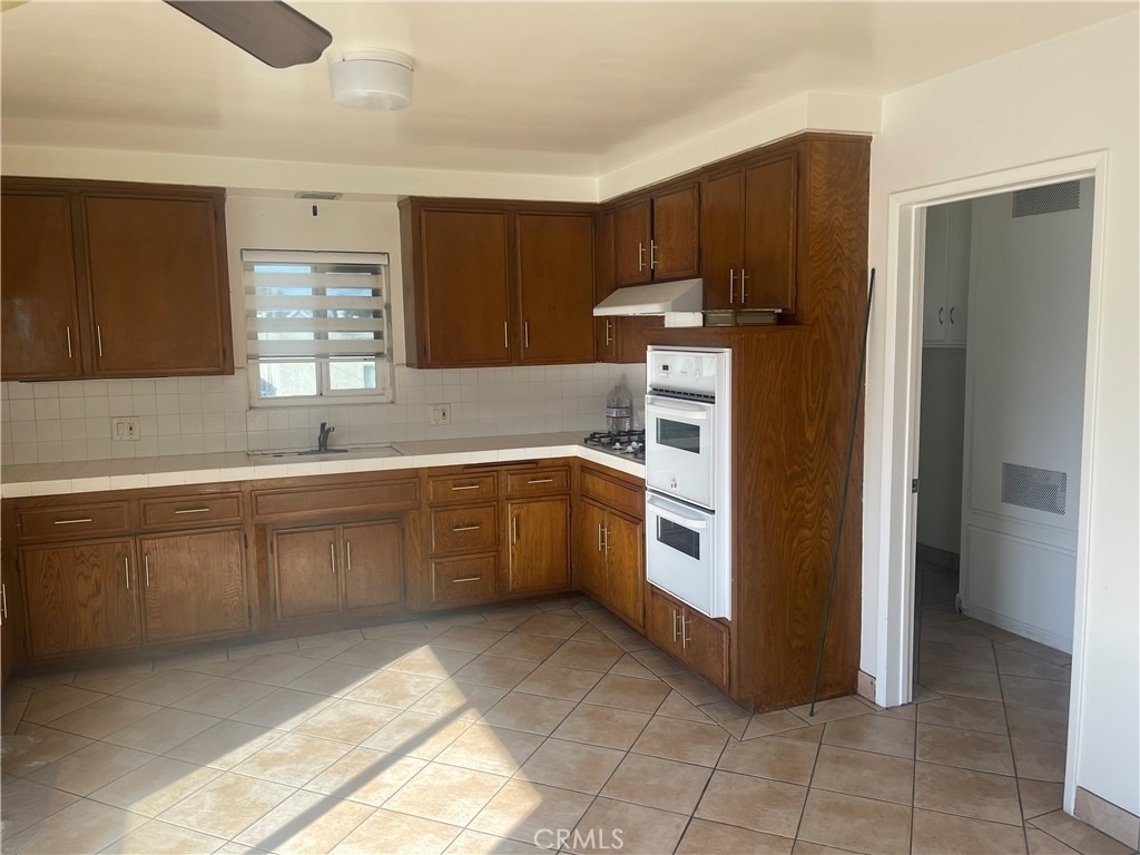 1028 W 8th Street - Photo 7
