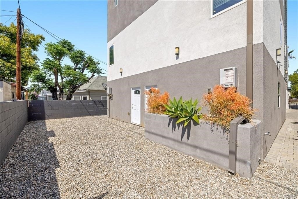1143 1/2 Irolo St - Photo 9