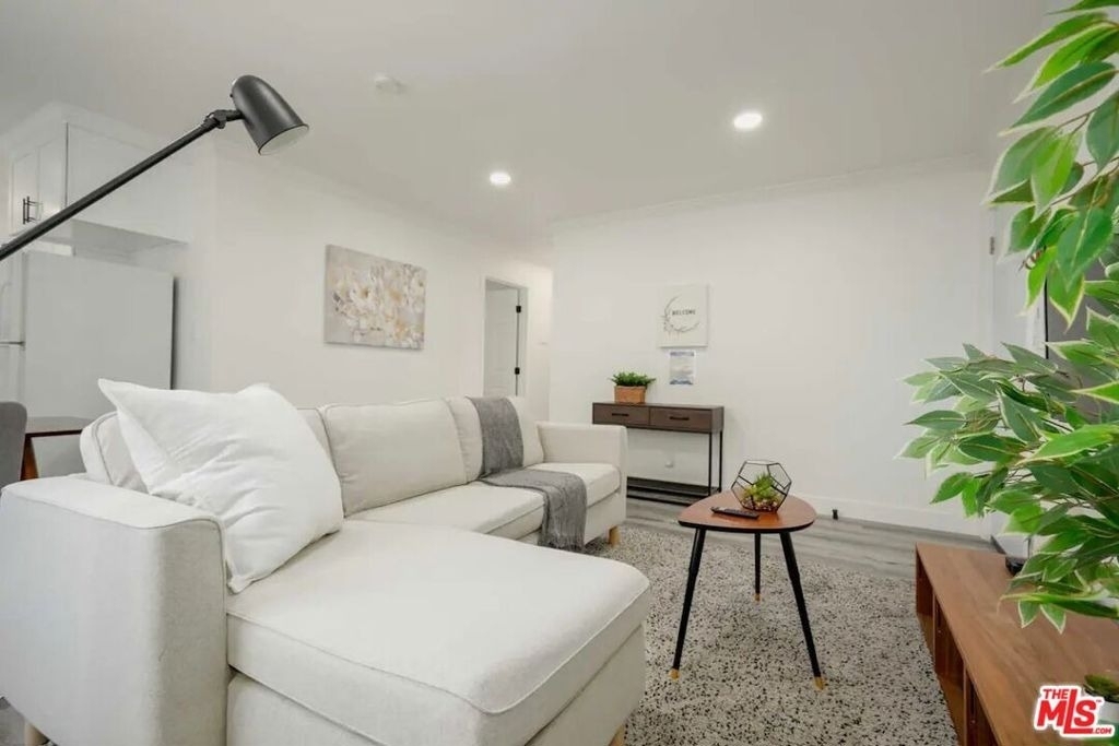 2417 S Budlong Avenue - Photo 3