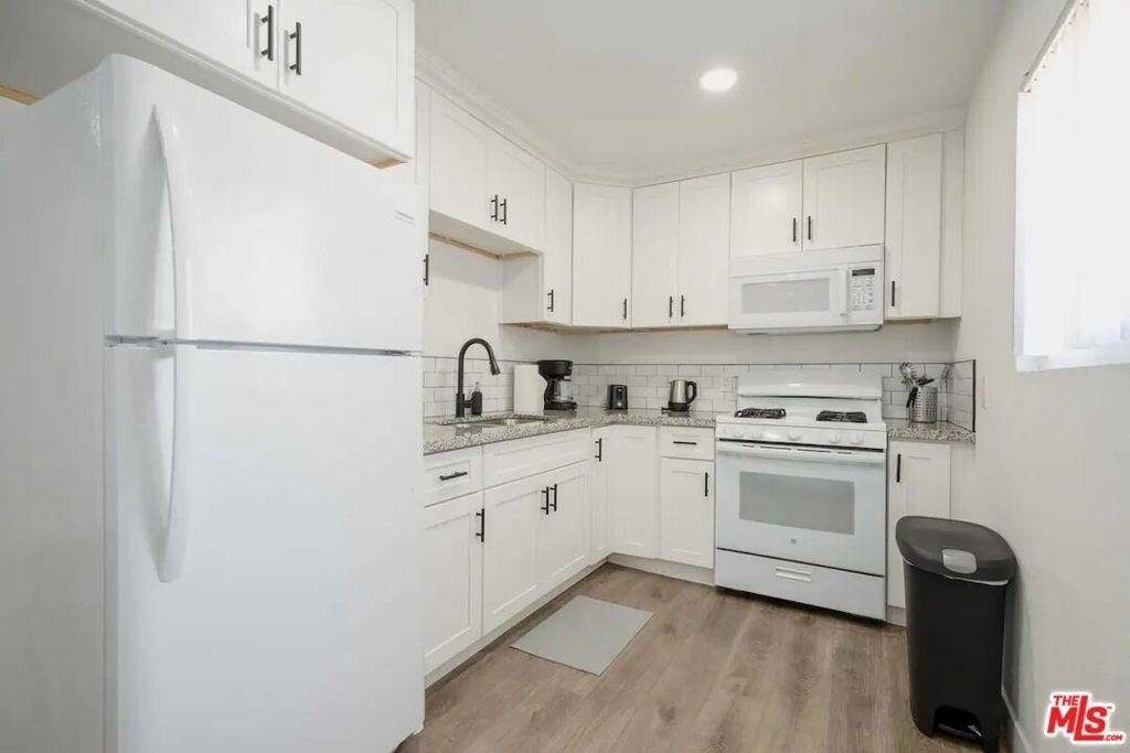2417 S Budlong Avenue - Photo 6