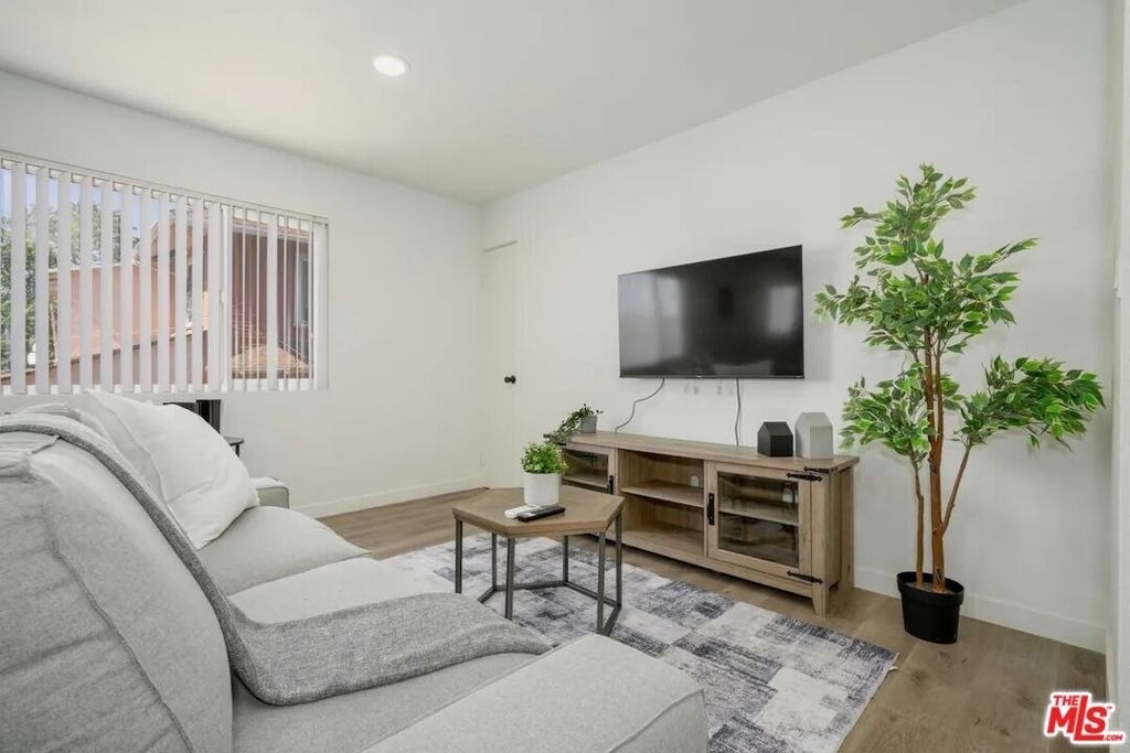 2417 S Budlong Avenue - Photo 2