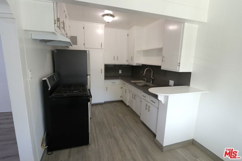 183 W Elmwood Avenue - Photo 9