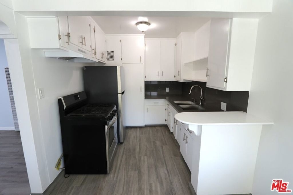 183 W Elmwood Avenue - Photo 1