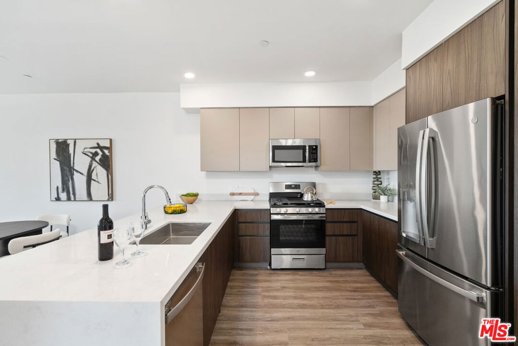 6144 Whitsett Avenue - Photo 5