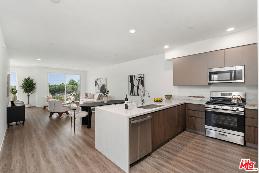 6144 Whitsett Avenue - Photo 4